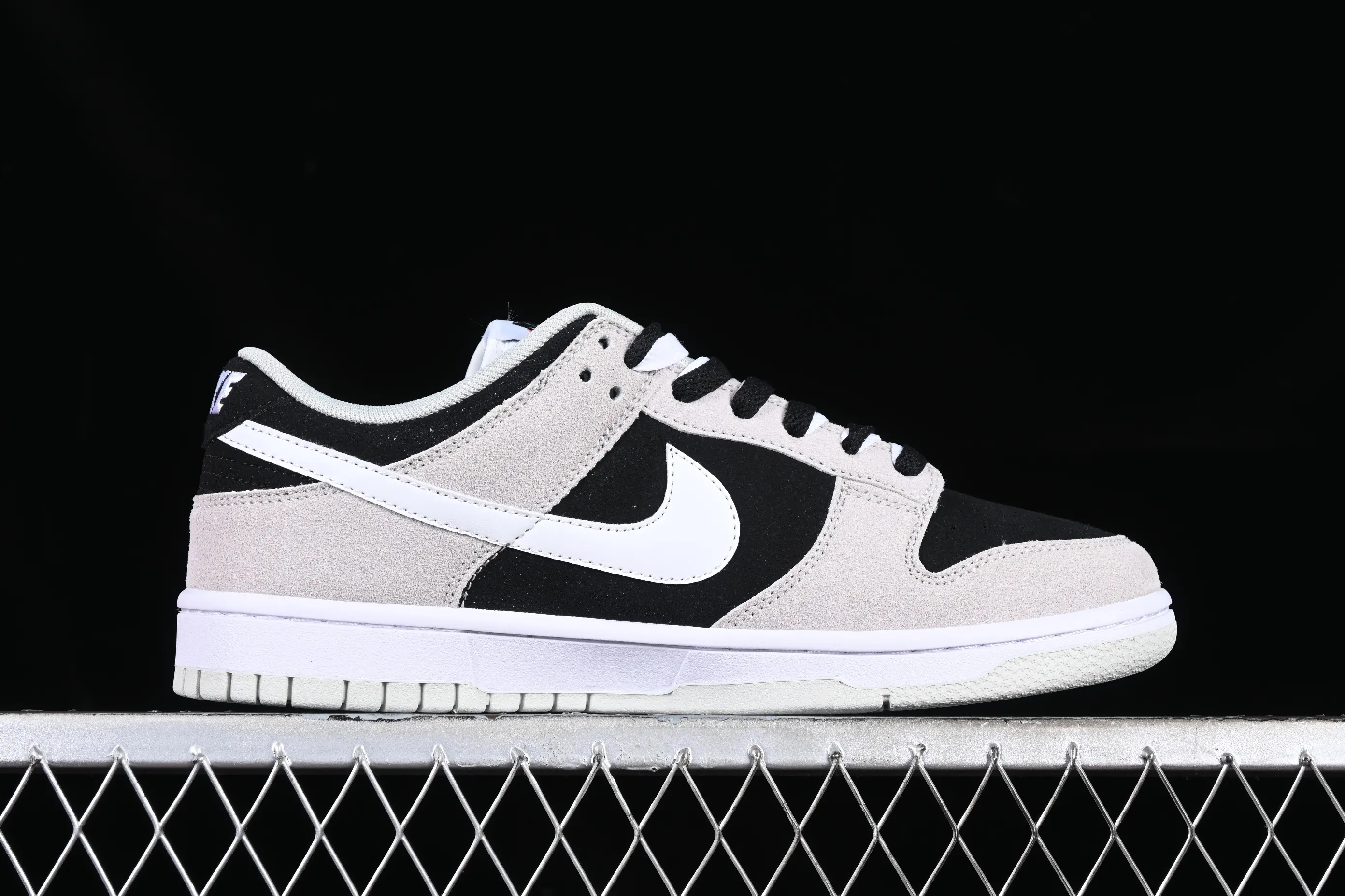 All Categories Nk SB Dunk Series Nk SB Dunk Low Low-top sneakers Cost-effective version Nk Dunk Low Black dust color SB smashed backboard fashion casual sneakers DO9776-001